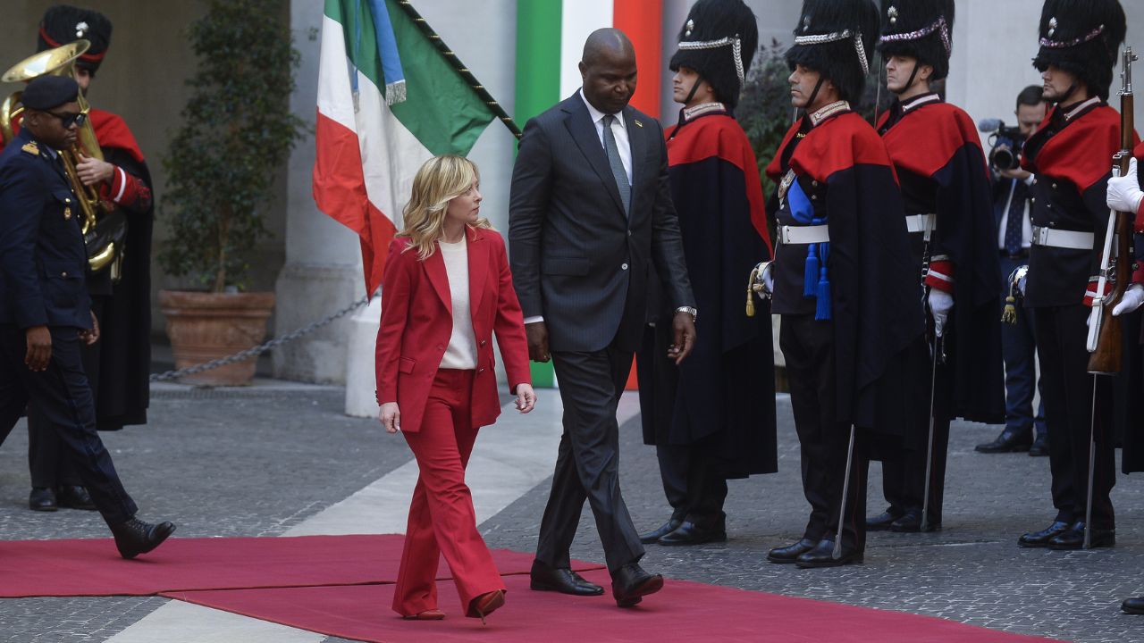 Βίντεο: Η αμήχανη στάση της Μελόνι στην συνάντησή της με τον πρόεδρο της Μοζαμβίκης