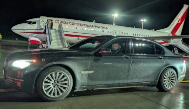 Έδωσαν στον Πολωνό πρόεδρο Κάρολ Ναβρότσκι βρώμικη λιμουζίνα κατά την επίσκεψή του στην Λετονία