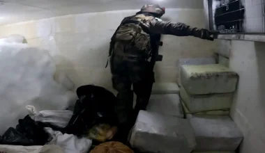 Βίντεο: Η στιγμή που οι γαλλικές ειδικές δυνάμεις πραγματοποιούν ρεσάλτο στο ελληνικό πλοίο