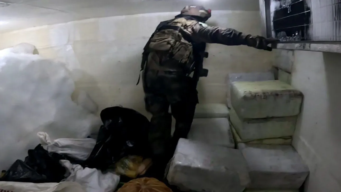 Βίντεο: Η στιγμή που οι γαλλικές ειδικές δυνάμεις πραγματοποιούν ρεσάλτο στο ελληνικό πλοίο