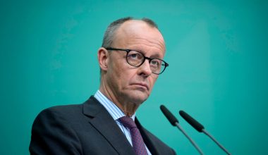 Ο Φ.Μερτς με τον ναζιστή παπού παρομοίασε τον Β.Πούτιν με τον Αδόλφο Χίτλερ!