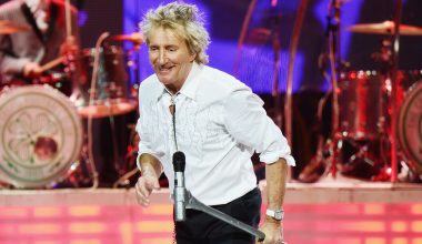 «Χαλάς το σόου, φύγε από τη μέση»: Ο Ροντ Στιούαρτ εκνευρίστηκε με θεατή στη συναυλία του στην Αθήνα (βίντεο)