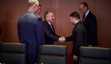 Ολοκληρώθηκε μετά από δύο ώρες η συνάντηση του Β.Ζελένσκι με τους Σ.Γουίτκοφ & Τ.Κούσνερ στο Βερολίνο