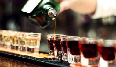 Νεαροί κατέληξαν στο νοσοκομείο μετά από κατανάλωση αλκοόλ στο Μπουρνάζι – Συνελήφθη ο υπεύθυνος του καταστήματος