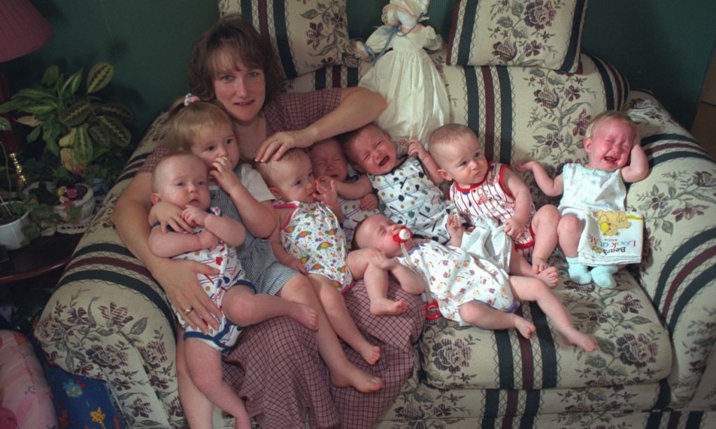 Δείτε πώς είναι σήμερα η γυναίκα και τα επτάδυμα που είχε γεννήσει πριν από 28 χρόνια (βίντεο)