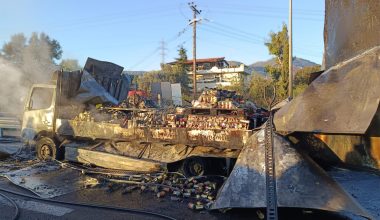Φορτηγό τυλίχθηκε στις φλόγες: Προκλήθηκαν προβλήματα στην κυκλοφορία προς τα διόδια Αφιδνών – Δείτε φωτογραφίες