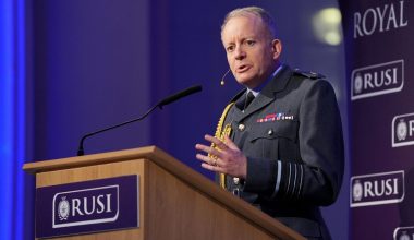 Αρχηγός του βρετανικού Γενικού Επιτελείου: «Οι κόρες και οι γιοι μας θα θυσιαστούν σε πόλεμο με την Ρωσία»