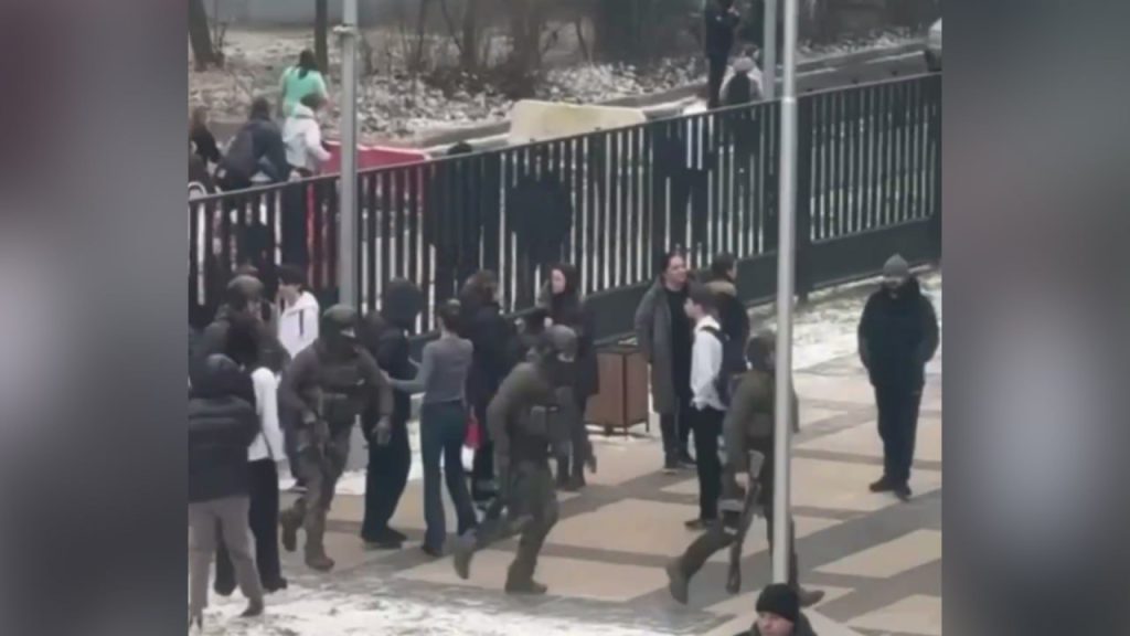 Επίθεση με μαχαίρι σε σχολείο στη Μόσχα: Νεκρός ένας μαθητής – Τραυματίστηκε ο φύλακας (βίντεο)