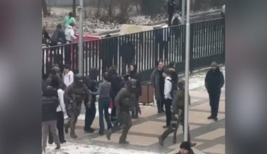 Επίθεση με μαχαίρι σε σχολείο στη Μόσχα: Νεκρός ένας μαθητής – Τραυματίστηκε ο φύλακας (βίντεο)