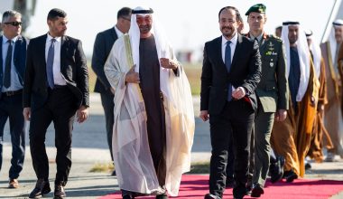 Έξαλλοι οι Τούρκοι με τα ΗΑΕ: «Ο   Σεΐχης Αλ Ναχιάν κατέθεσε στεφάνη στο Μνημείο του Μακάριου»