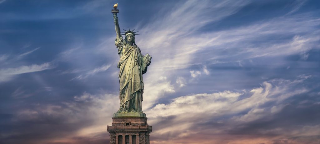 Bραζιλία: Η στιγμή που το Άγαλμα της Ελευθερίας ύψους 24 μέτρων στην Γκουαΐμπα «καταρρέει» λόγω των ισχυρών ανέμων