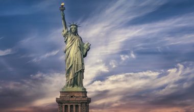 Bραζιλία: Η στιγμή που το Άγαλμα της Ελευθερίας ύψους 24 μέτρων στην Γκουαΐμπα «καταρρέει» λόγω των ισχυρών ανέμων