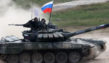 Βίντεο: Τα ρωσικά άρματα μάχης χρησιμοποιούν ως προστασία από τα drones τεράστια «κλουβιά»