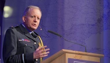 Αρχηγός βρετανικού Γενικού Επιτελείου: «Οι κόρες και οι γιοι μας θα θυσιαστούν σε πόλεμο με την Ρωσία»