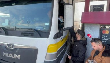 Θεσσαλονίκη: Aγρότες από το μπλόκο των Μαλγάρων μοίρασαν ρύζι στους διερχόμενους οδηγούς