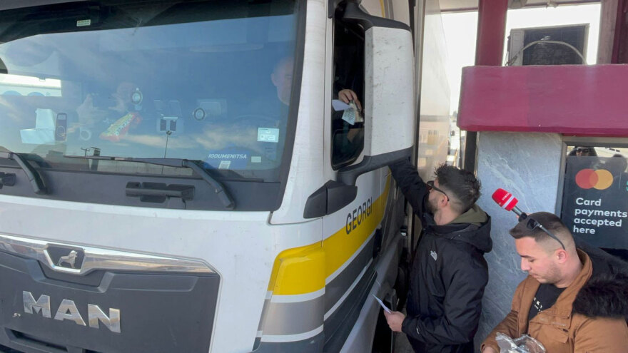 Θεσσαλονίκη: Aγρότες από το μπλόκο των Μαλγάρων μοίρασαν ρύζι στους διερχόμενους οδηγούς