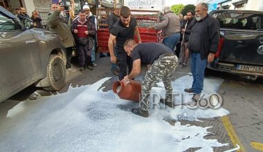 Συνεχίζουν τις κινητοποιήσεις τους οι αγρότες και οι κτηνοτρόφοι: Έχυσαν γάλα έξω από τη ΔΟΥ Χανίων (βίντεο)