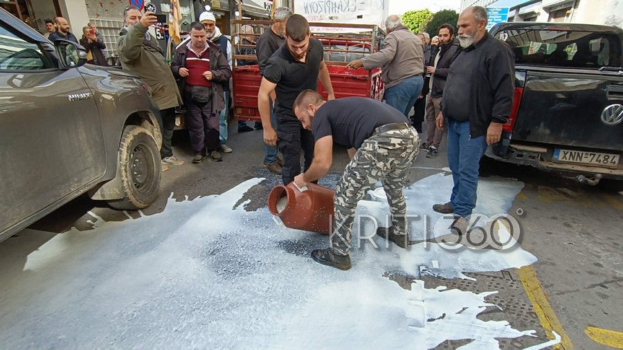 Συνεχίζουν τις κινητοποιήσεις τους οι αγρότες και οι κτηνοτρόφοι: Έχυσαν γάλα έξω από τη ΔΟΥ Χανίων (βίντεο)