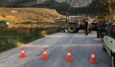 Ο αγρότης με το μοναδικό τρακτέρ στην Αμοργό έστησε μπλόκο – Δείτε φωτογραφίες