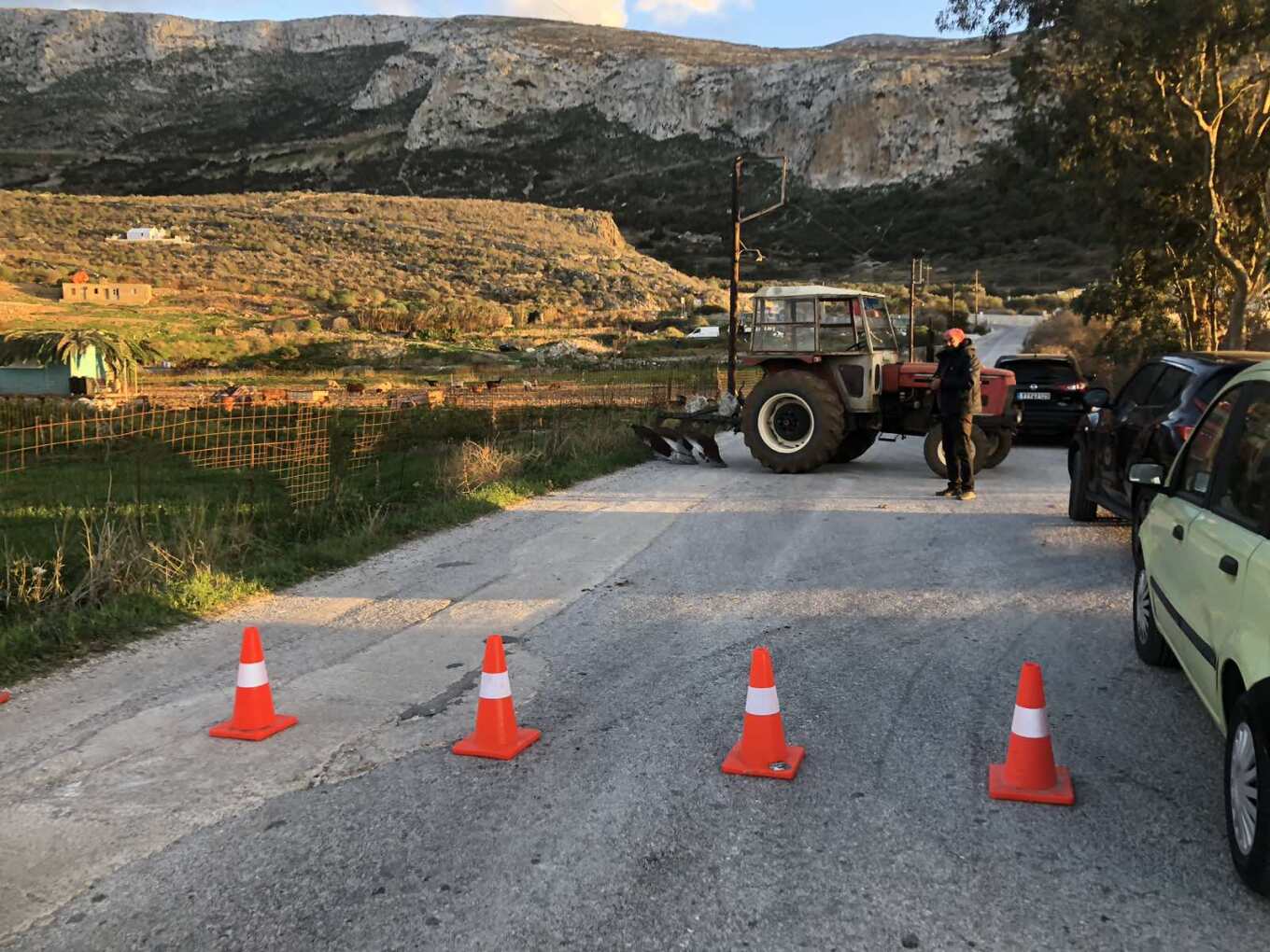 Ο αγρότης με το μοναδικό τρακτέρ στην Αμοργό έστησε μπλόκο – Δείτε φωτογραφίες