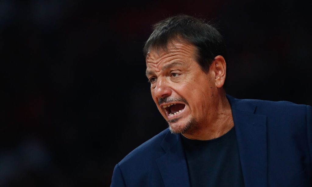 Έξαλλος ο Ε.Αταμάν μετά το τέλος του αγώνα με την Φενέρμπαχτσε: «Μου έβριζαν την μάνα αγράμματοι άνθρωποι»