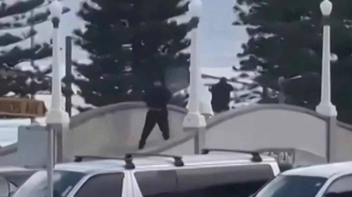 Σίδνεϊ: Βίντεο ντοκουμέντο από την στιγμή που αστυνομικός πυροβολεί έναν από τους δράστες της φονικής επίθεσης