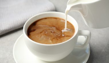 Δείτε πώς η προσθήκη γάλακτος αλλάζει τις αντιφλεγμονώδεις επιδράσεις του καφέ