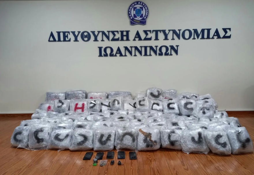 Κινηματογραφική καταδίωξη 23χρονης που μετέφερε ναρκωτικά στα Ιωάννινα: Κτύπησε περιπολικό