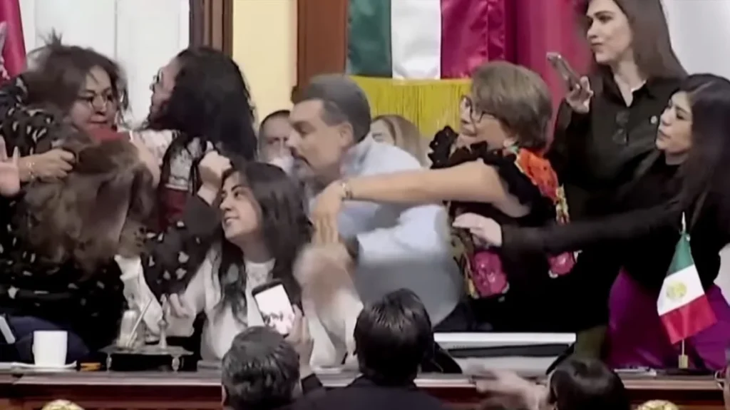Μεξικό: Άγριο ξύλο μεταξύ γυναικών βουλευτών στην Βουλή – Δείτε βίντεο