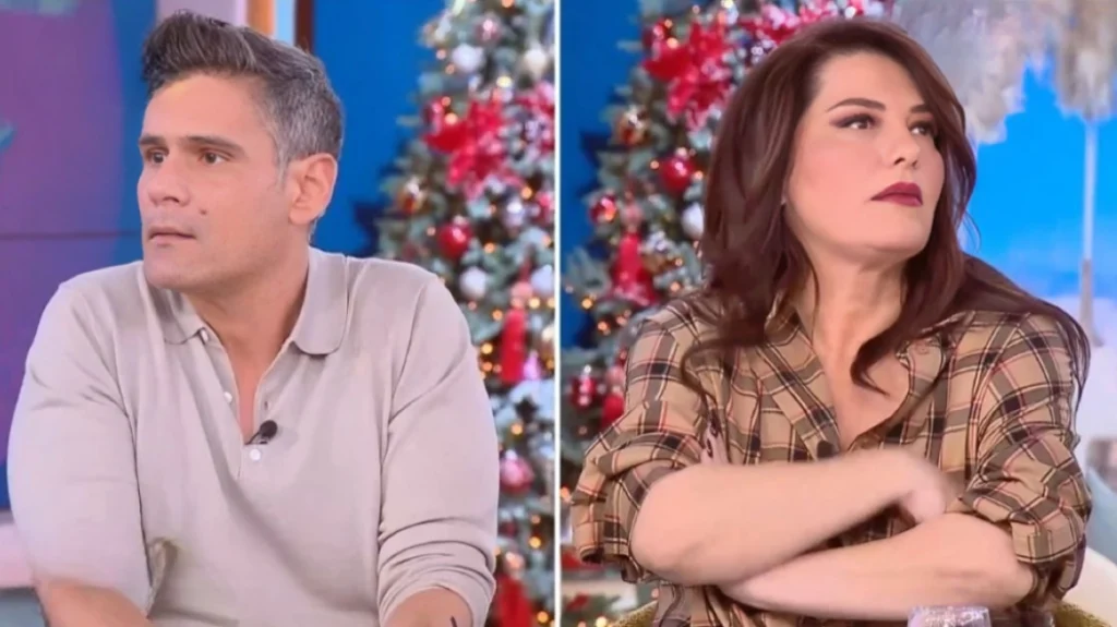 «Σύγκρουση» Δ.Ουγγαρέζου – Κ.Ζαρίφη στον «αέρα» εκπομπής – «Μην μιλάς στο αυτί μου!» (βίντεο)