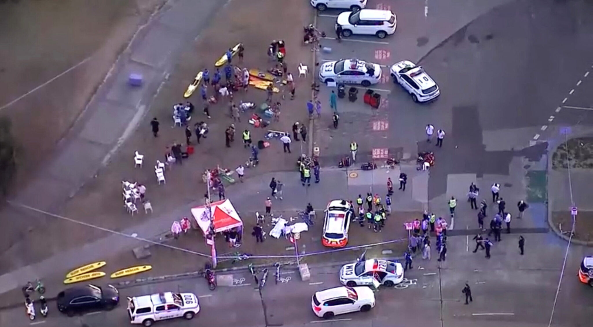 Νέο βίντεο ντοκουμέντο από το μακελειό στο Σίδνεϊ: Πολίτες προσπάθησαν να αφοπλίσουν τους δράστες πριν την επίθεση