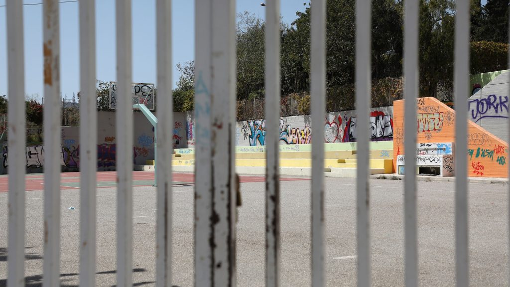 Εκτός ελέγχου η κατάσταση σε ΕΠΑΛ στην Γλυφάδα: Oμάδες νεαρών βάζουν φωτιές και πετούν βεγγαλικά (βίντεο)