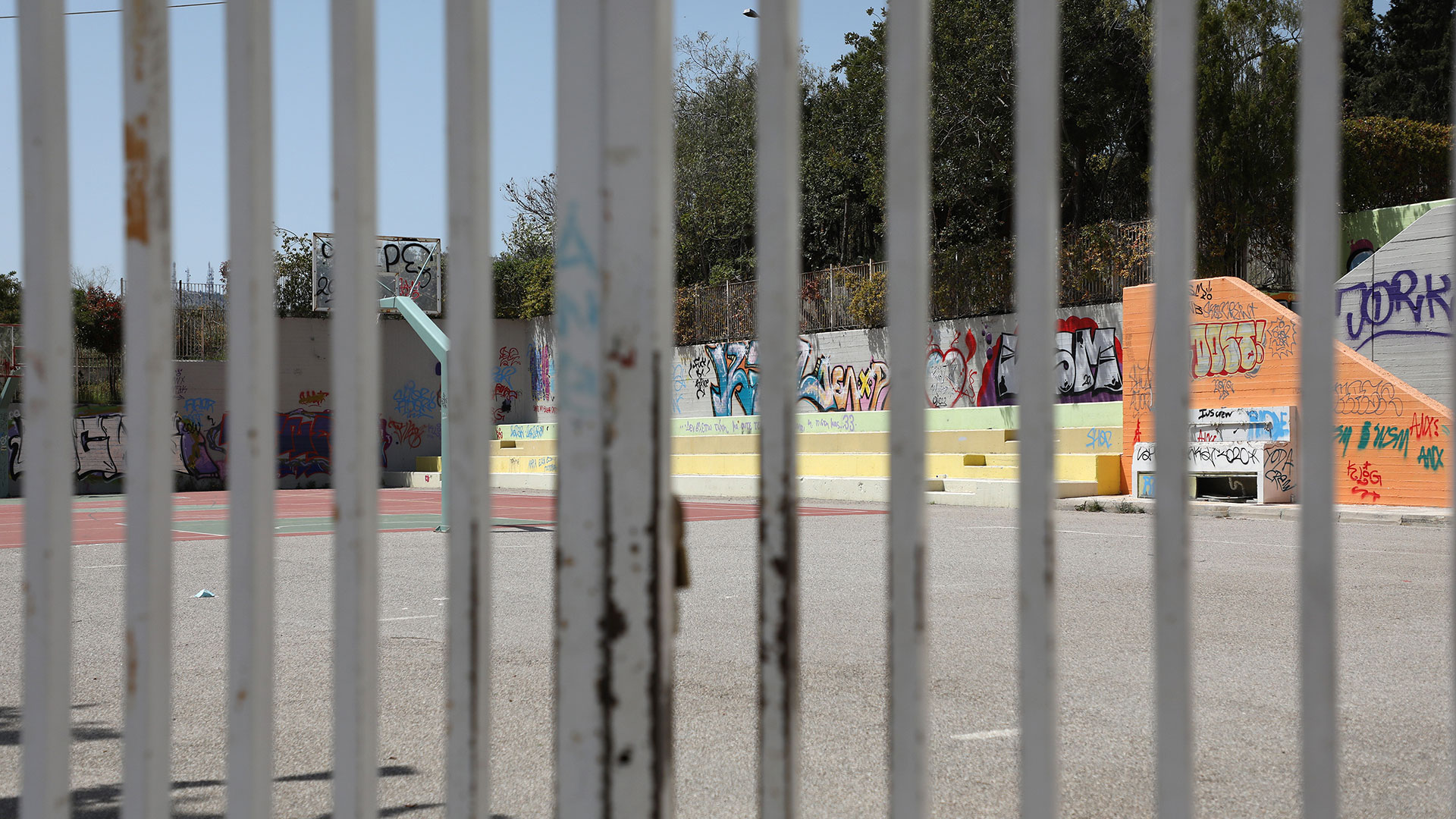 Εκτός ελέγχου η κατάσταση σε ΕΠΑΛ στην Γλυφάδα: Oμάδες νεαρών βάζουν φωτιές και πετούν βεγγαλικά (βίντεο)