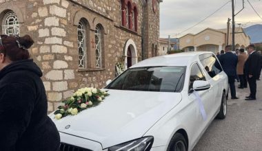 Συγγενείς και φίλοι στο «τελευταίο αντίο» του 43χρονου μποξέρ από το Αίγιο – Δείτε φωτογραφίες