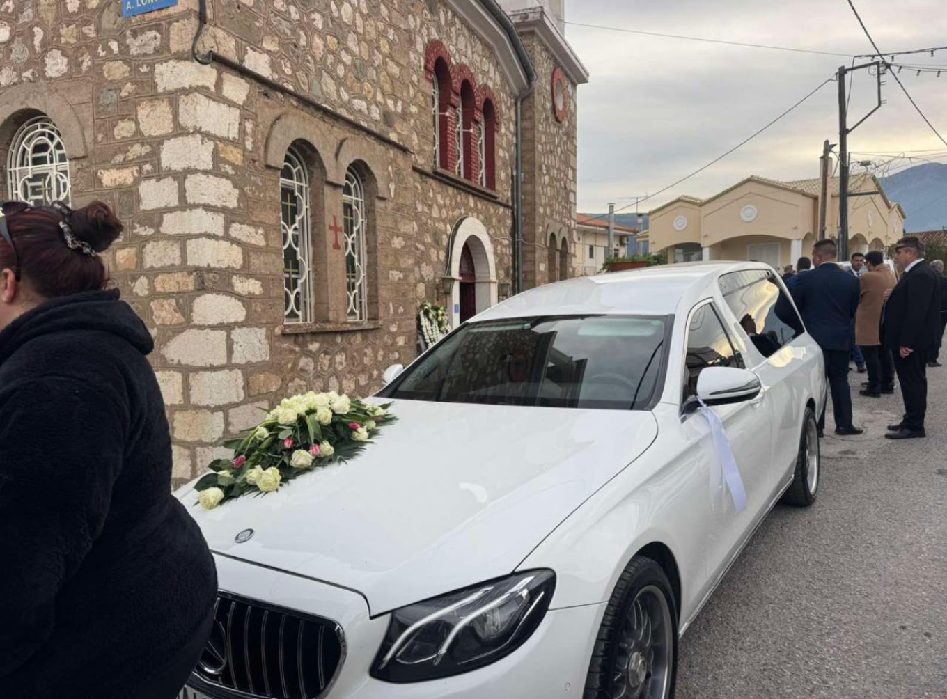 Συγγενείς και φίλοι στο «τελευταίο αντίο» του 43χρονου μποξέρ από το Αίγιο – Δείτε φωτογραφίες