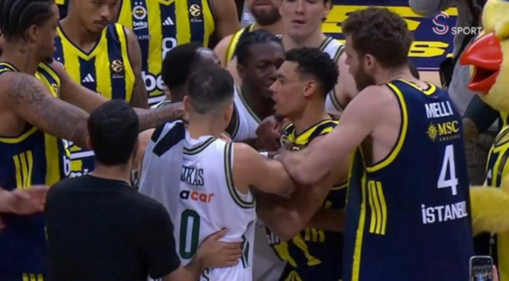 «Άναψαν» τα αίματα στο Φενέρ – Παναθηναϊκός: Τ.Γκραντ και Γ.Μπόλντγουιν πιάστηκαν στα χέρια (βίντεο)