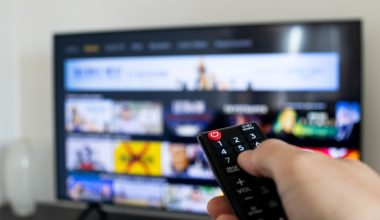 Συλλήψεις 4 ατόμων για τηλεοπτική πειρατεία: Τι προβλέπει ο νόμος για την επιβολή προστίμων σε τέτοιες περιπτώσεις