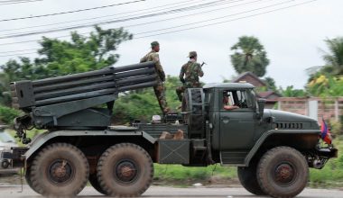 Βίντεο: Tαϊλανδοί στρατιώτες υψώνουν την ταϊλανδική σημαία στον ναό Τα Κουάι