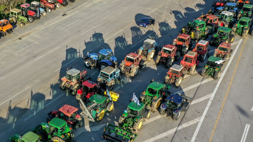 Αγροτικές κινητοποιήσεις: Eνισχύονται τα μπλόκα σε Πελοπόννησο, Καρδίτσα και Δυτική Ελλάδα