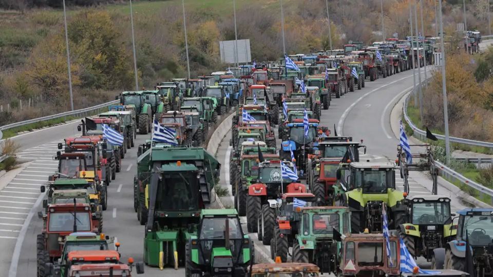Στα μπλόκα οι αγρότες: Αύριο η απόφαση αν θα προσέλθουν σε διάλογο με την κυβέρνηση – «Ανεπαρκή τα μέτρα»