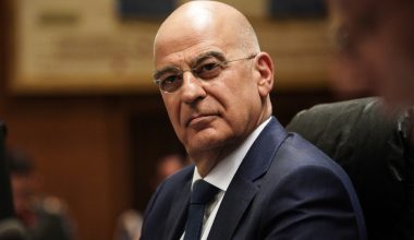 Ο Ν.Δένδιας υπερασπίζεται το νομοσχέδιο για τα στελέχη των ΕΔ και τους υπαξιωματικούς