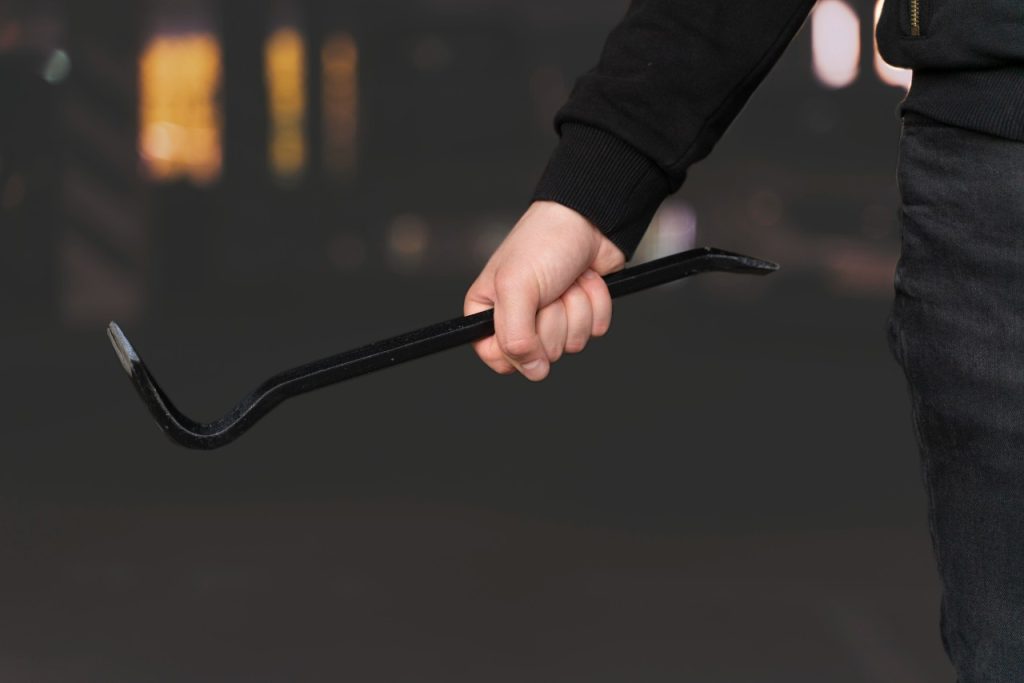 Γλυφάδα: Έσπασαν τη τζαμαρία καταστήματος και άρπαξαν κινητά και «έξυπνα ρολόγια» αξίας 15.000 ευρώ