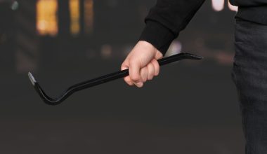 Γλυφάδα: Έσπασαν τη τζαμαρία καταστήματος και άρπαξαν κινητά και «έξυπνα ρολόγια» αξίας 15.000 ευρώ