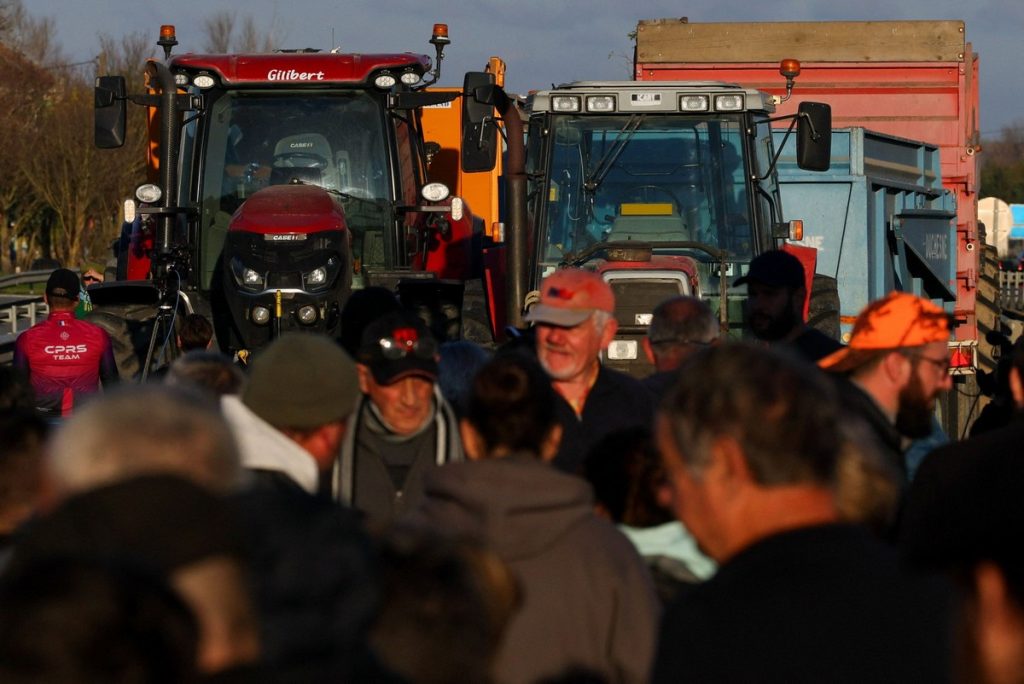 Στα «κάγκελα» οι αγρότες σε Γαλλία-Ιταλία: «Η ΕΕ θανατώνει τα ζώα μας και ετοιμάζει εισαγωγές από Λ.Αμερική»