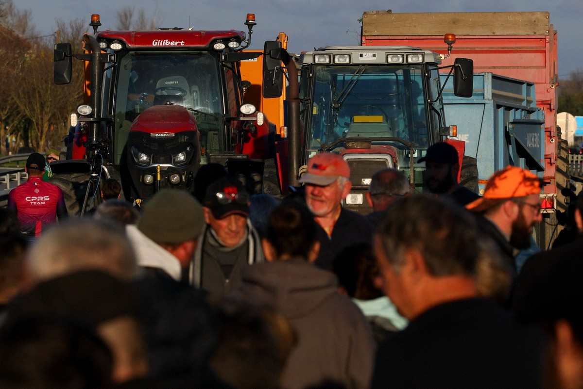 Στα «κάγκελα» οι αγρότες σε Γαλλία-Ιταλία: «Η ΕΕ θανατώνει τα ζώα μας και ετοιμάζει εισαγωγές από Λ.Αμερική»