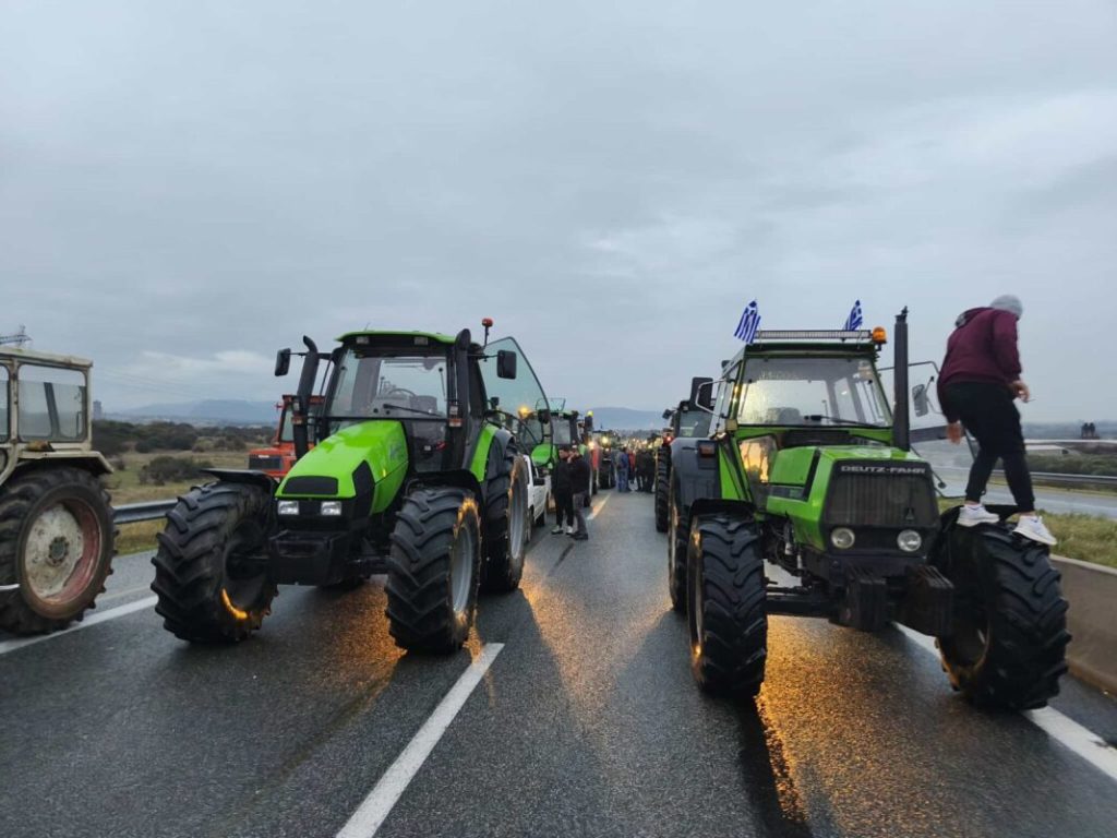 Κλιμακώνουν τις κινητοποιήσεις τους οι αγρότες: Κλείνουν επ’ αόριστον τον σταθμό στον Προμαχώνα για τα φορτηγά