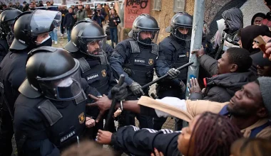 Ισπανία: Συγκρούσεις παράνομων μεταναστών με αστυνομικούς μετά την έφοδό τους σε γκέτο που διέμεναν (βίντεο)