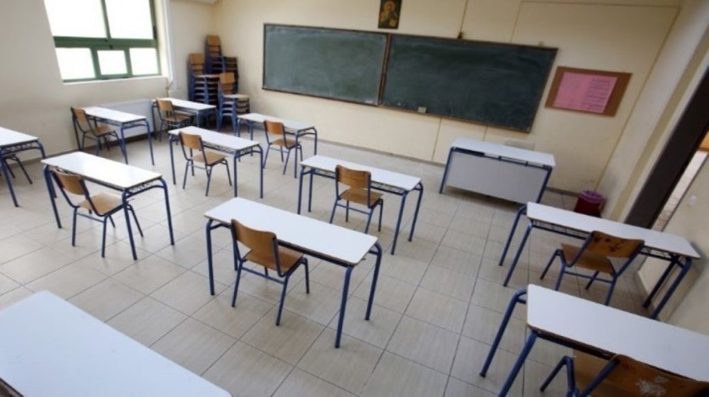 Αδιανόητο περιστατικό στο Χαλάνδρι: Καθηγητής ΕΠΑΛ έπιασε με… κόφτη τα δάχτυλα μαθητή! (βίντεο)