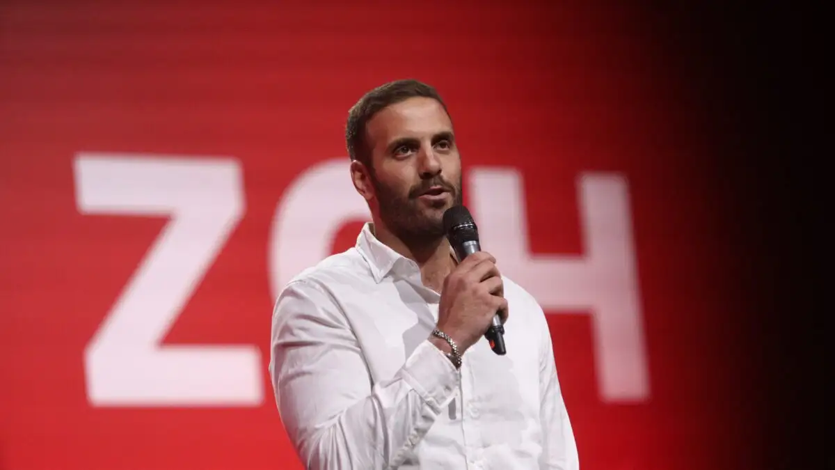 Άγρια επίθεση με μπουνιές του ευρωβουλευτή Ν.Παππά σε δημοσιογράφο: «Πώς να μην σε χτυπήσω έτσι όπως είσαι;»