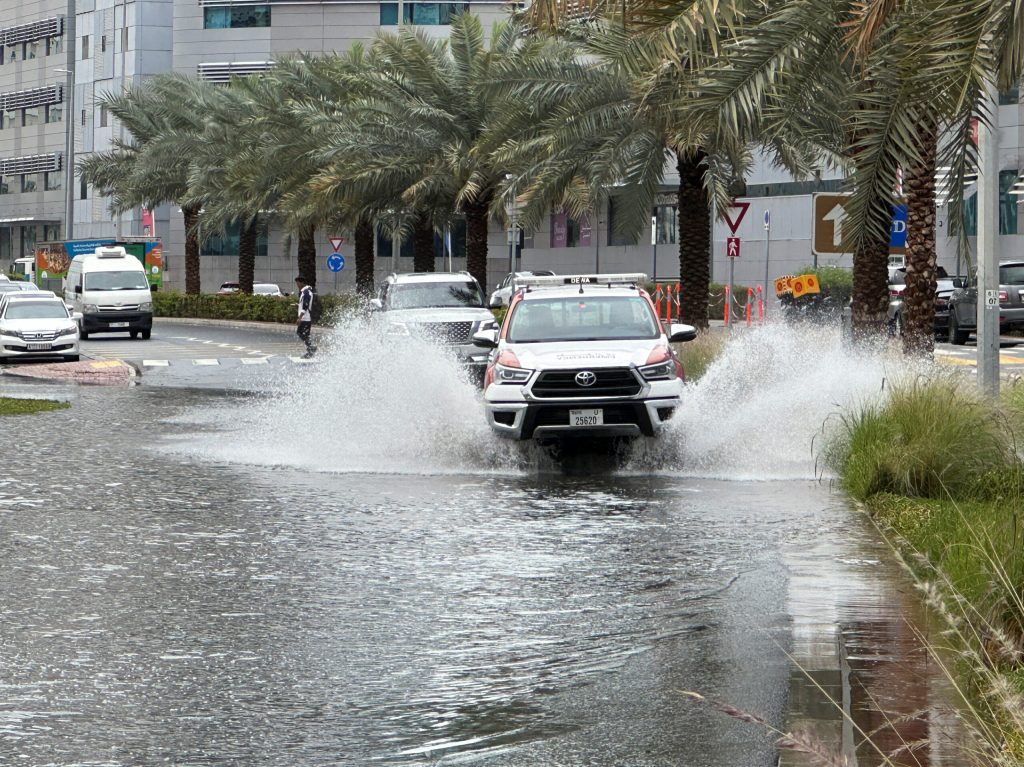 Βροχές «πνίγουν» το Ντουμπάι: «Μην βγαίνετε από το σπίτι»